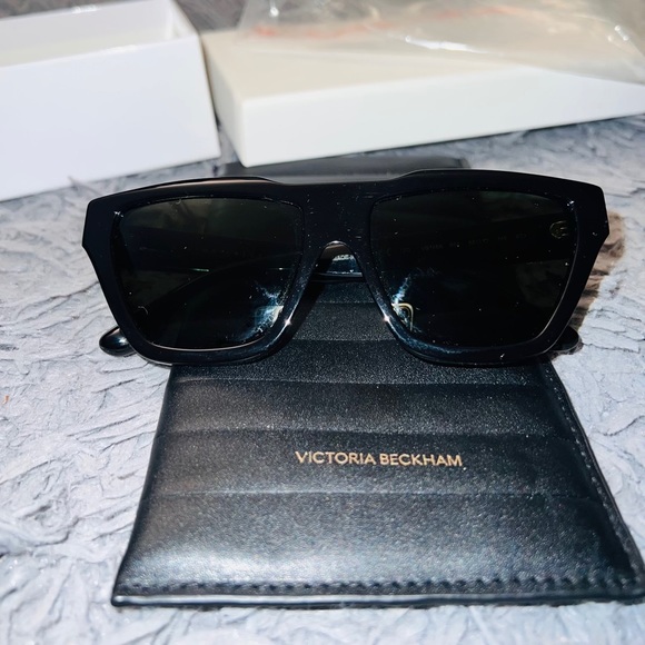 Victoria Beckham woman’s sunglasses - Picture 1 of 11